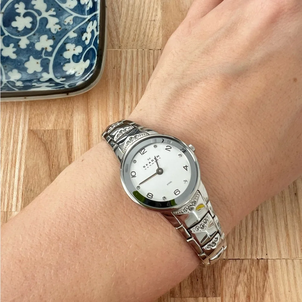 Skagen Denmark steel ladies silver tone dress bracelet watch NEW BATTERY
